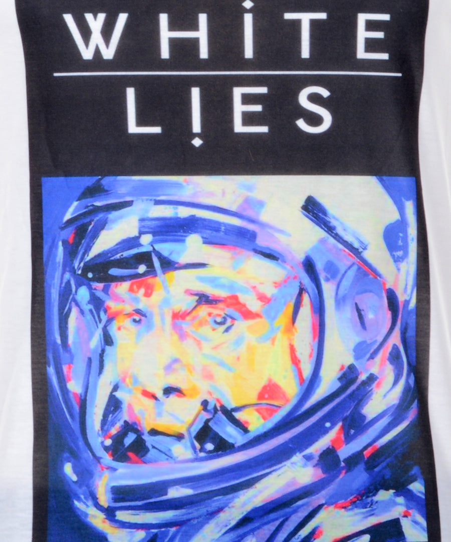 Egyenes fazonú, unisex trikó White Lies mintával.