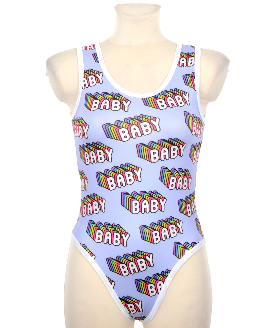 Klasszikus fazonú, sportos fürdőruha baby feliratos mintával.