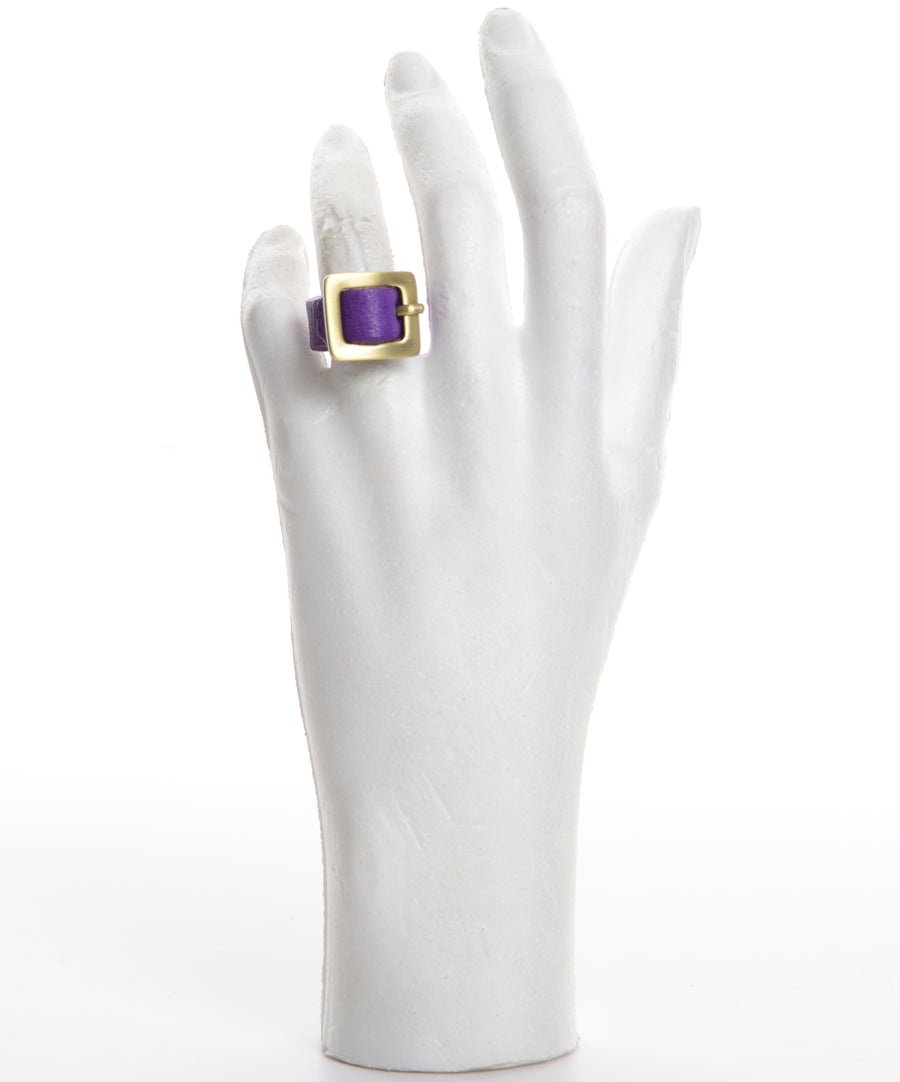 Mini öv formájú, állítható méretű lila bőrgyűrű.