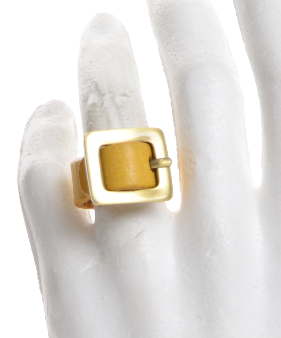 Mini öv formájú, állítható méretű sárga bőrgyűrű.
