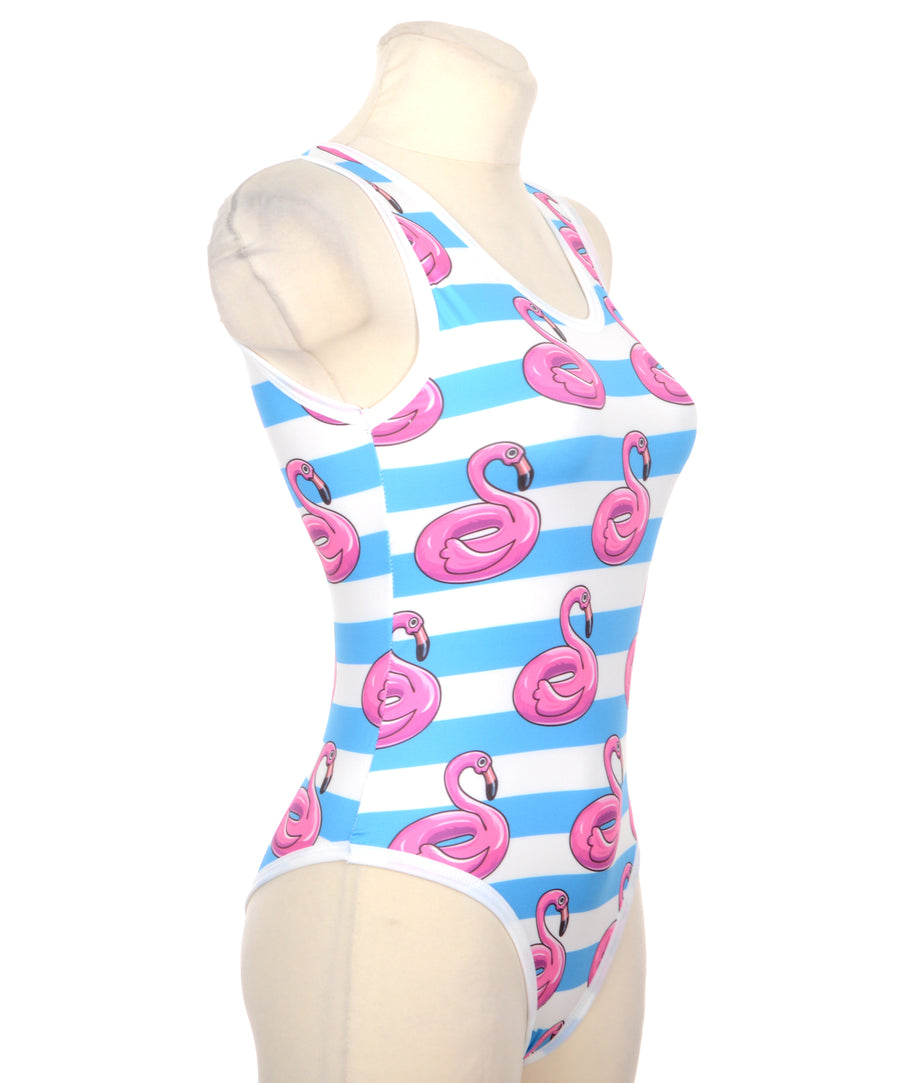 Klasszikus fazonú, sportos fürdőruha flamingó úszógumi mintával.