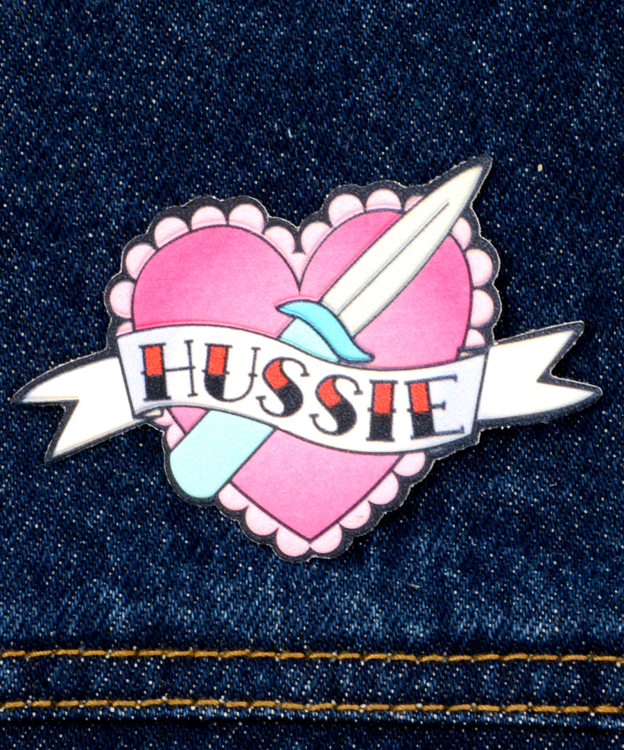 Hussie feliratos szív alakú, M3 ragasztóval ellátott ruhamatrica