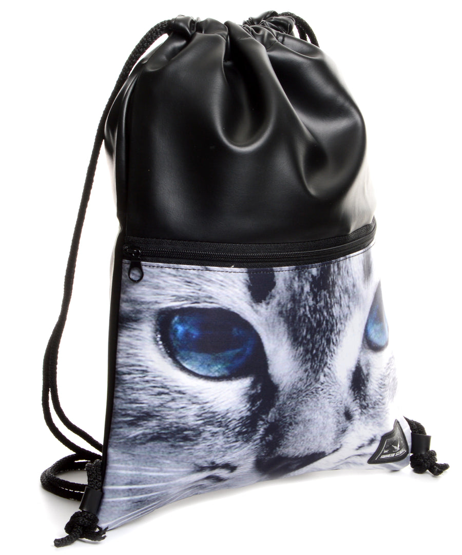 Egy rekeszes, tornazsák stílusú műbőr táska macska mintával, elején húzózáras zsebbel.