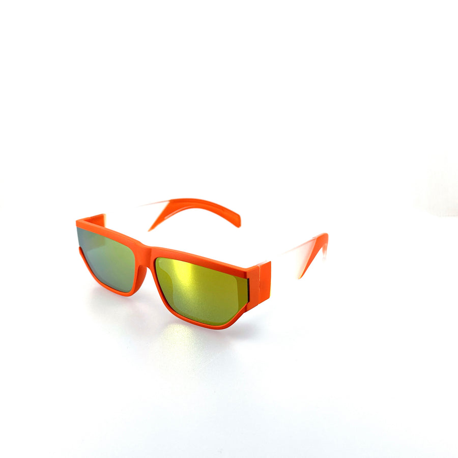 Sportos fazonú, síszemüveg stílusú narancs sárga műanyag napszemüveg.
