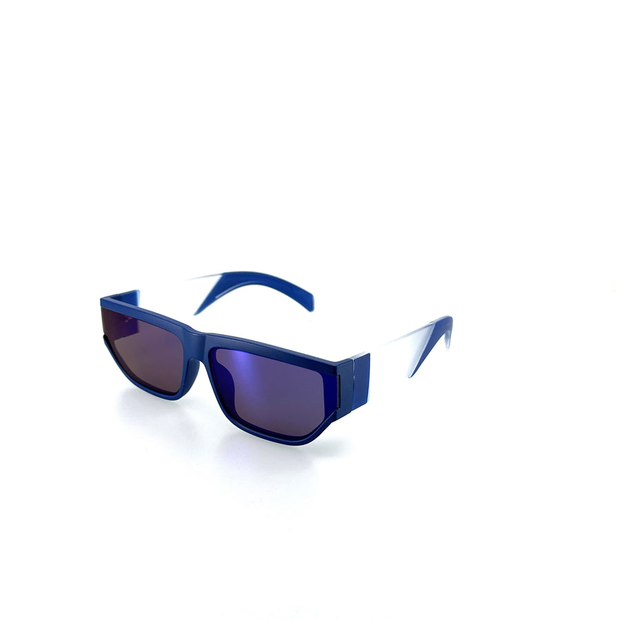 Sportos fazonú, síszemüveg stílusú kék műanyag napszemüveg.