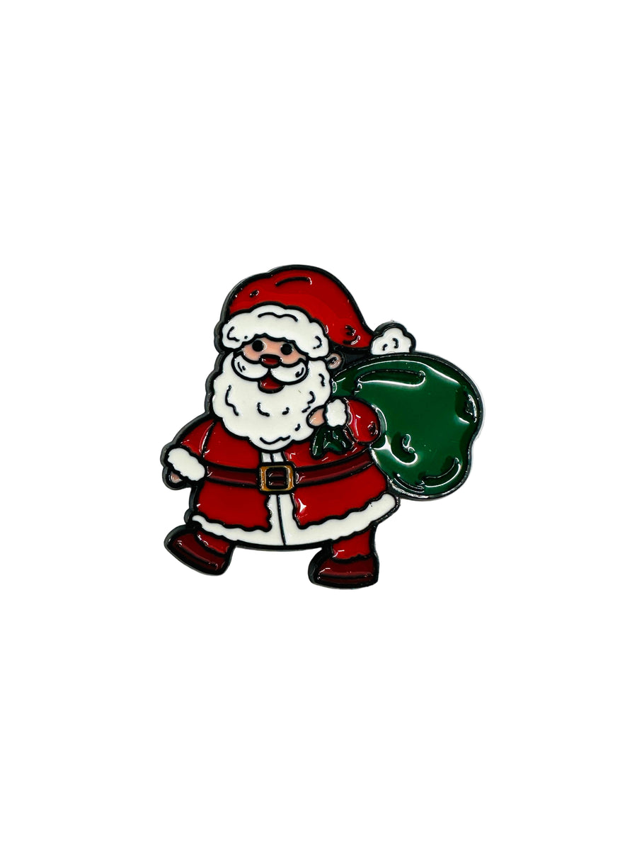 Az önkifejezés már a legapróbb részletekben elkezdődik egy mókás, pin jellegű kitűzővel.