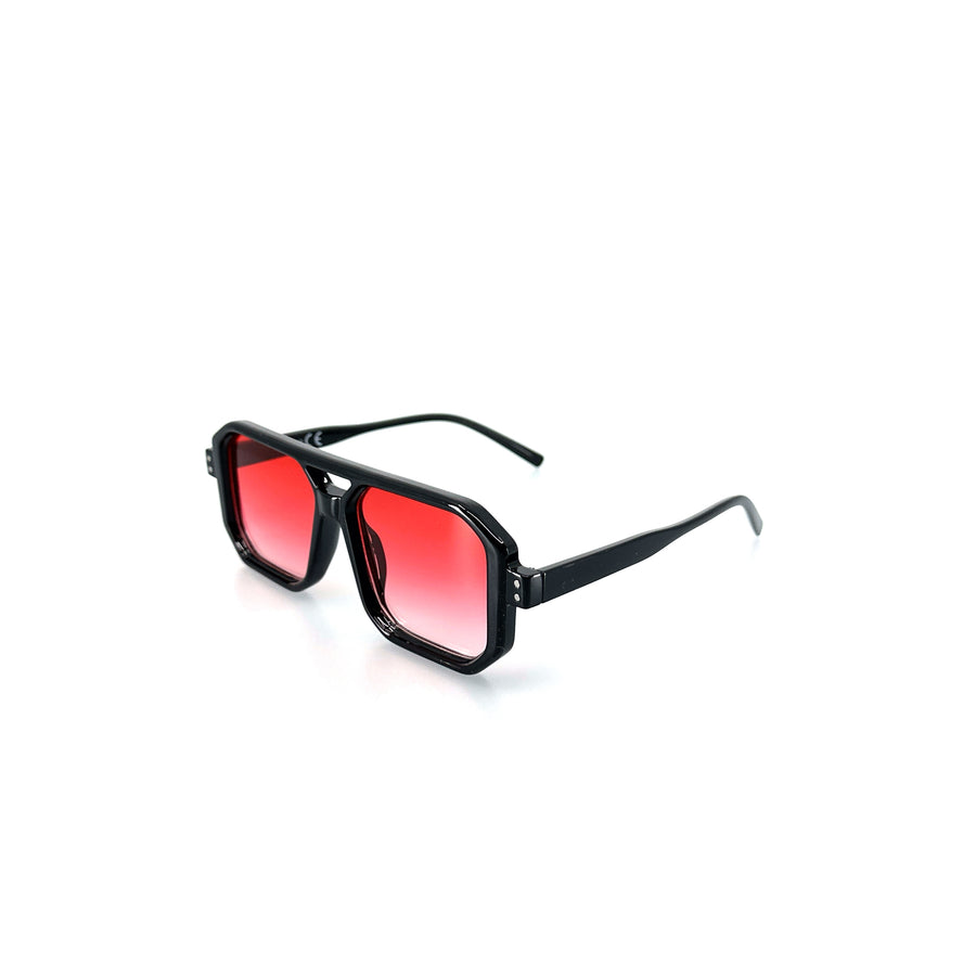 Szögletes, hidas műanyagkeretű, piros lencsés napszemüveg.