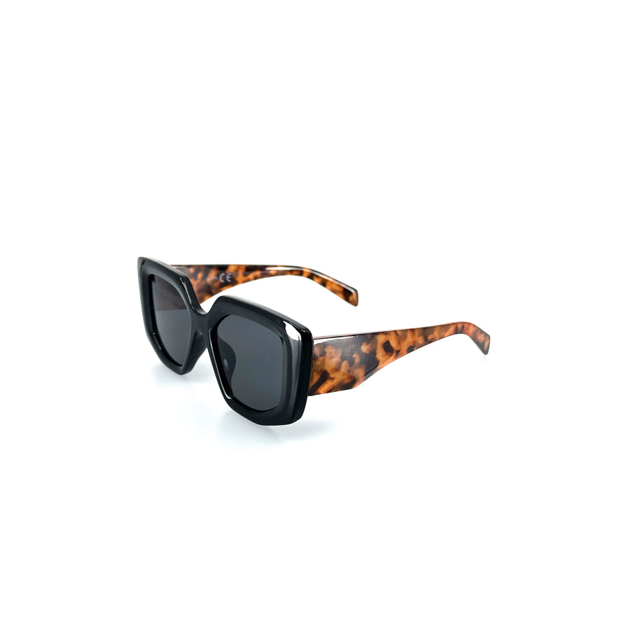 Szögletes, cicás dizájnos, fekete és barna színű műanyag napszemüveg.