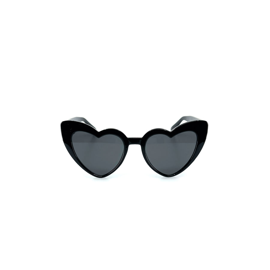Szív alakú, műanyag keretes, fekete színű napszemüveg.