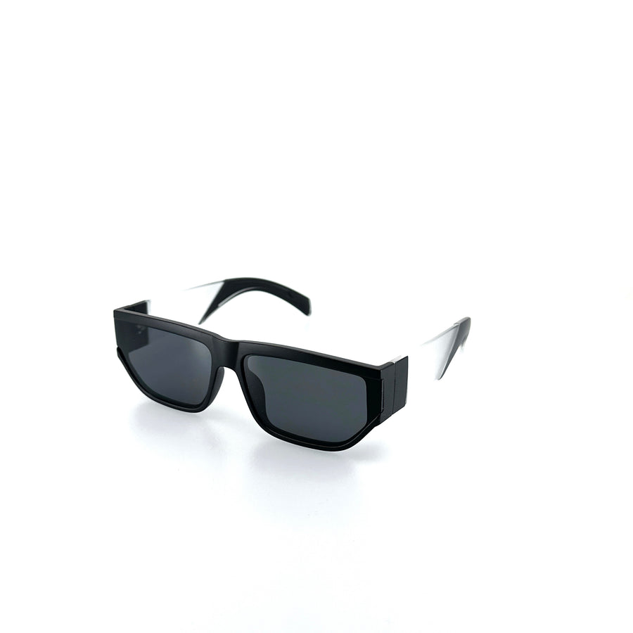 Sportos fazonú, síszemüveg stílusú fekete műanyag napszemüveg.