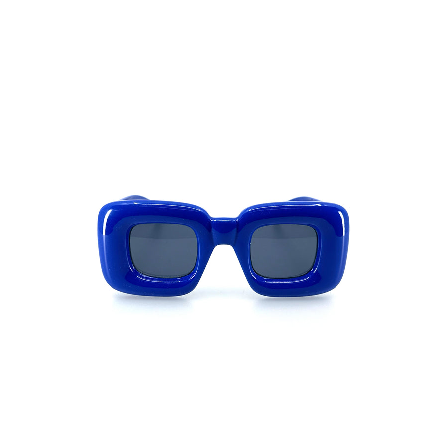 Pufi-kocka, UFO szerű, kék színű műanyag szemüveg.