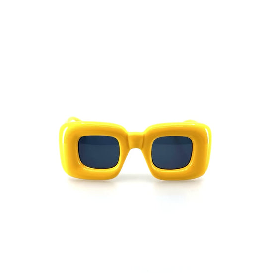 Pufi-kocka, UFO szerű, sárga színű műanyag szemüveg.