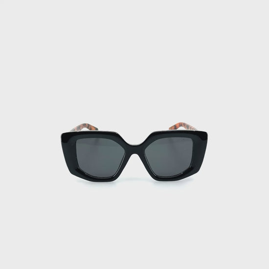 Szögletes, cicás dizájnos, fekete és barna színű műanyag napszemüveg.