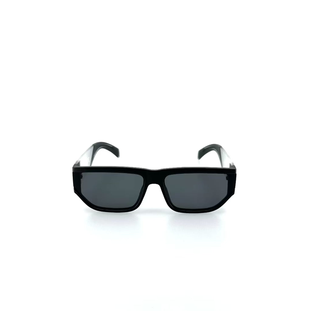 Sportos fazonú, síszemüveg stílusú fekete műanyag napszemüveg.