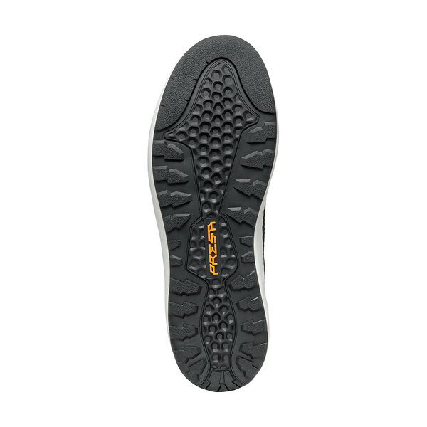 Scarpa Mojito Wrap Bio a hegymászó cipők világa ihlette városi terep cipő Coral színben.