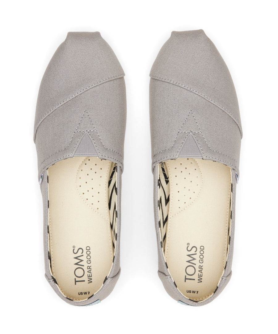 Az ikonikus Alpargata stílusú TOMS cipő, újrahsznosított pamutvászonból, koptatott szürke színben.