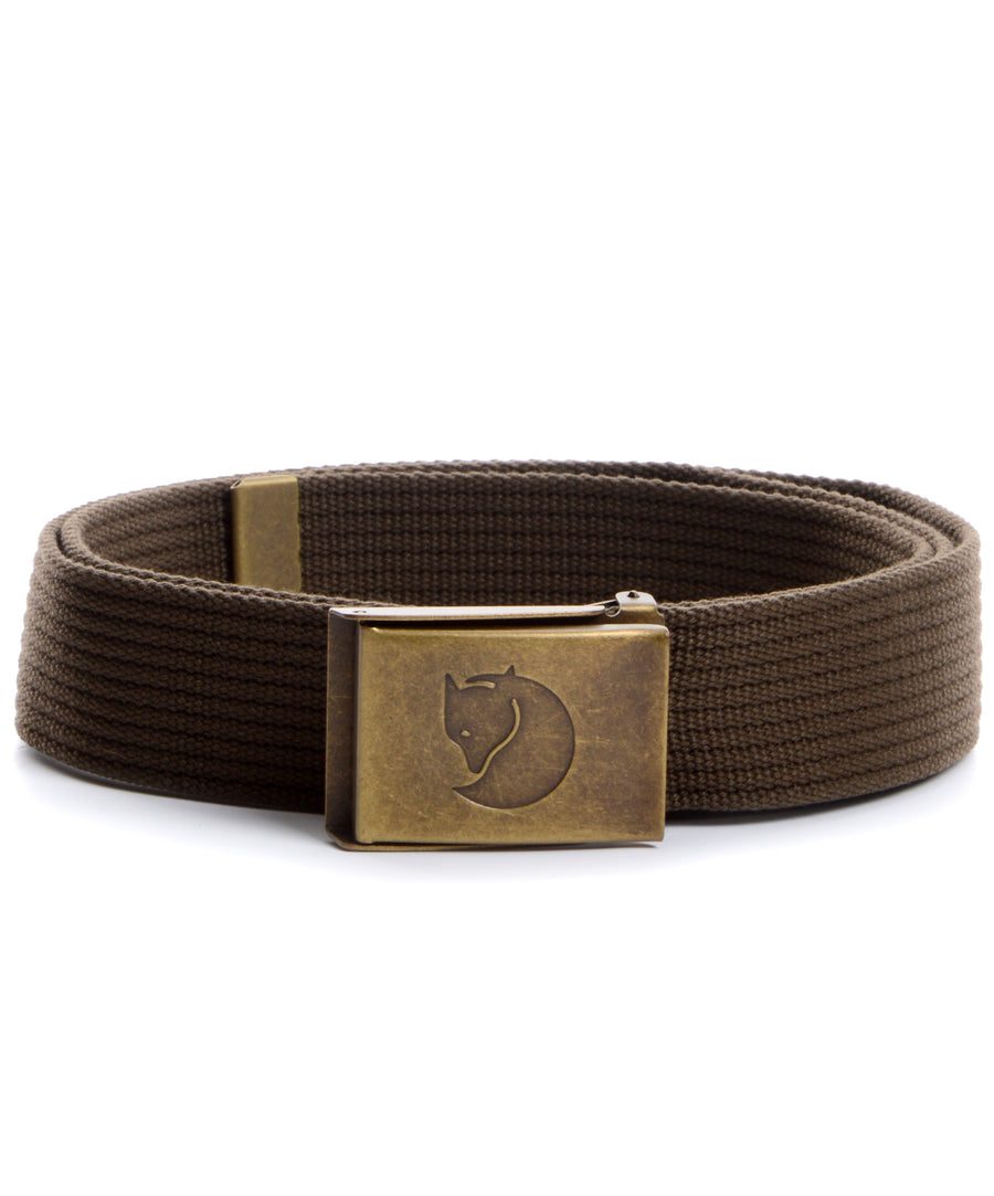 Állítható hosszúságú, Fjallraven vászonöv, sárgaréz kikészítésű, katonai jellegű csattal.