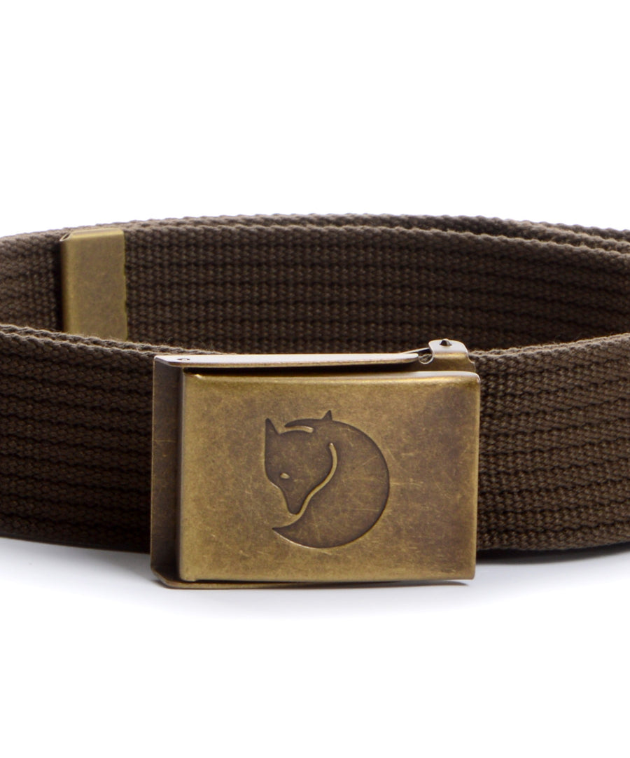 Állítható hosszúságú, Fjallraven vászonöv, sárgaréz kikészítésű, katonai jellegű csattal.