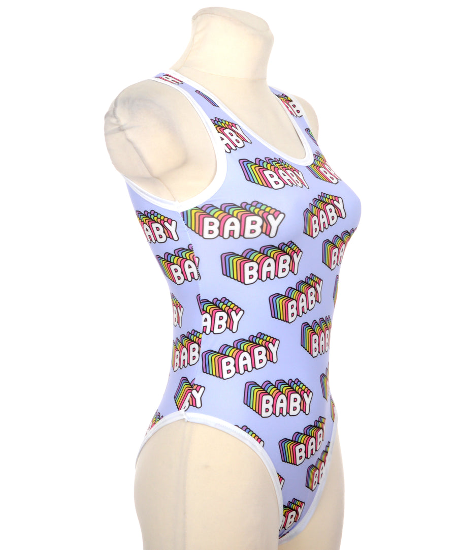Klasszikus fazonú, sportos fürdőruha baby feliratos mintával.
