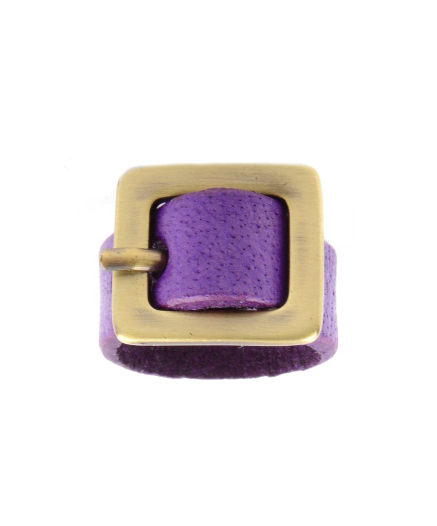 Mini öv formájú, állítható méretű lila bőrgyűrű.