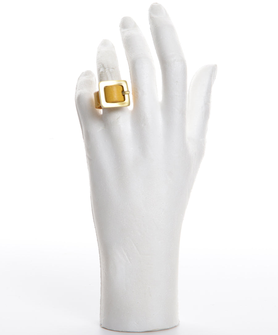 Mini öv formájú, állítható méretű sárga bőrgyűrű.