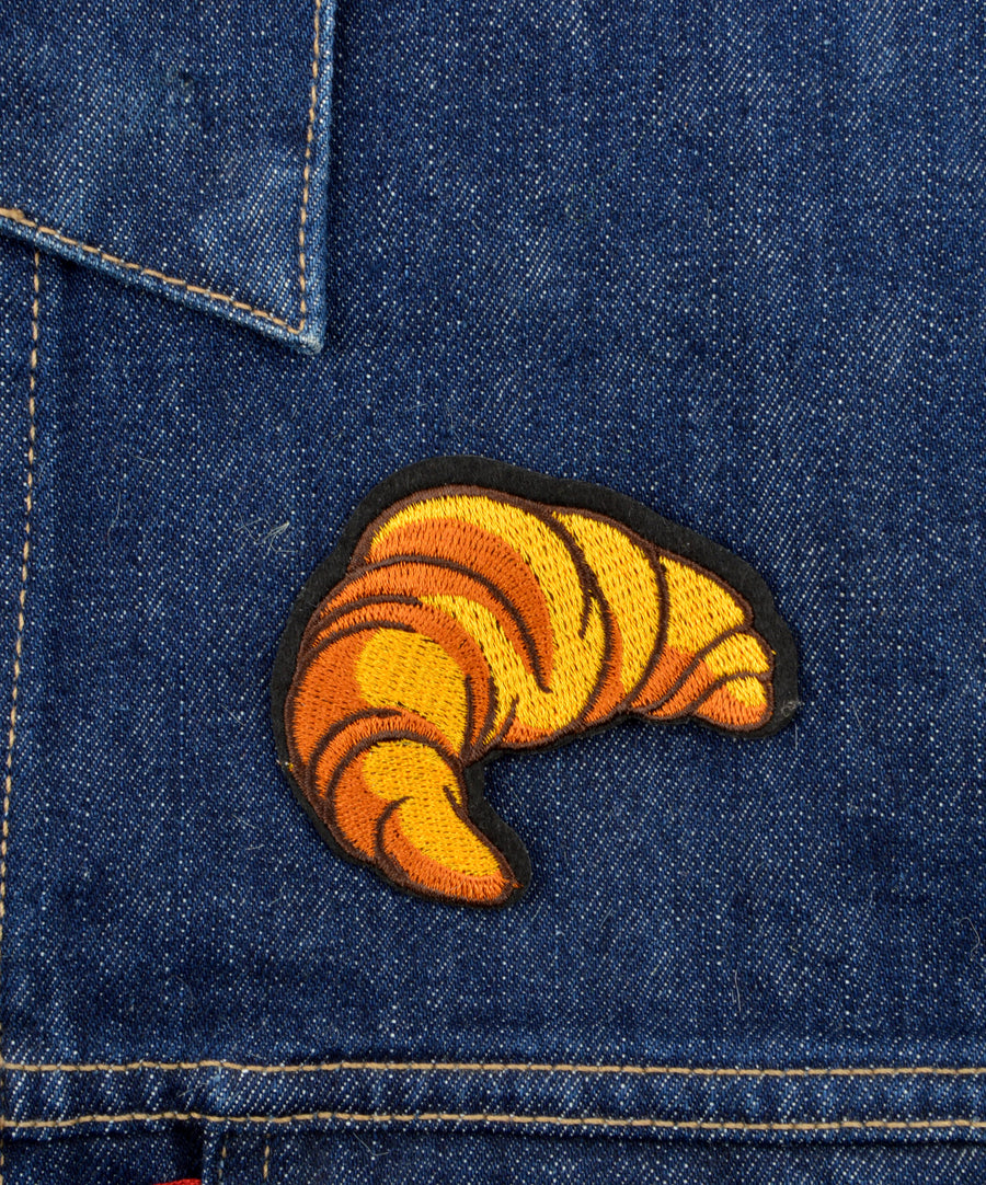 Croissant alakú hímzett felvarró