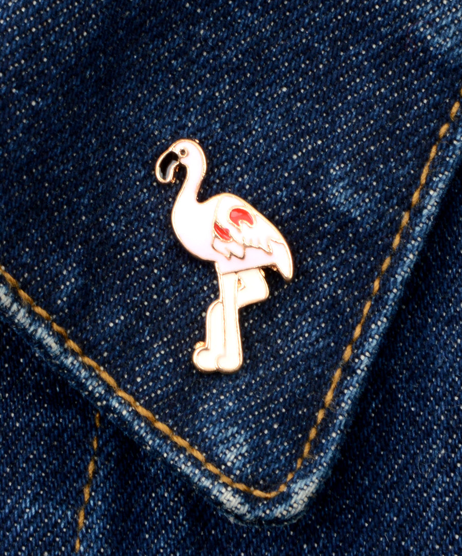 Flamingó formájú, pin jellegű kitűző.