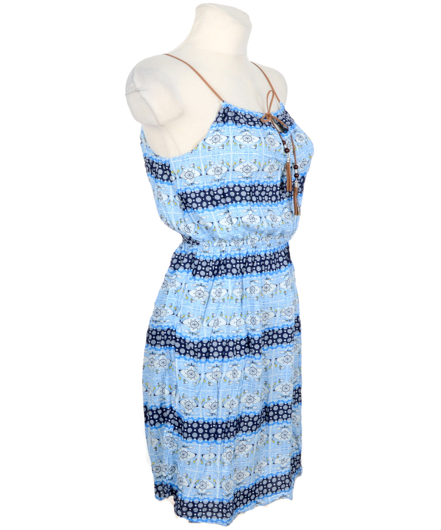 Gumis derekú, kék csíkos nyári ruha, állítható hosszúságú vállpánttal.