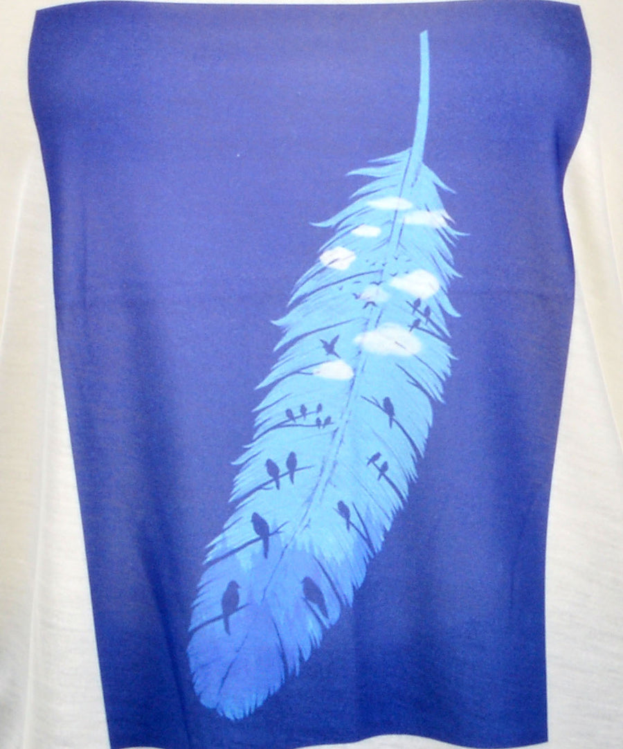 Bővülő szabású női pamut trikó, kék toll mintával.