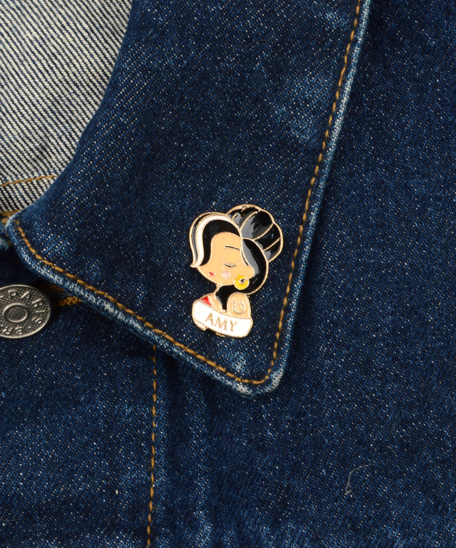 Amy Winehouse alakú, pin jellegű kitűző.