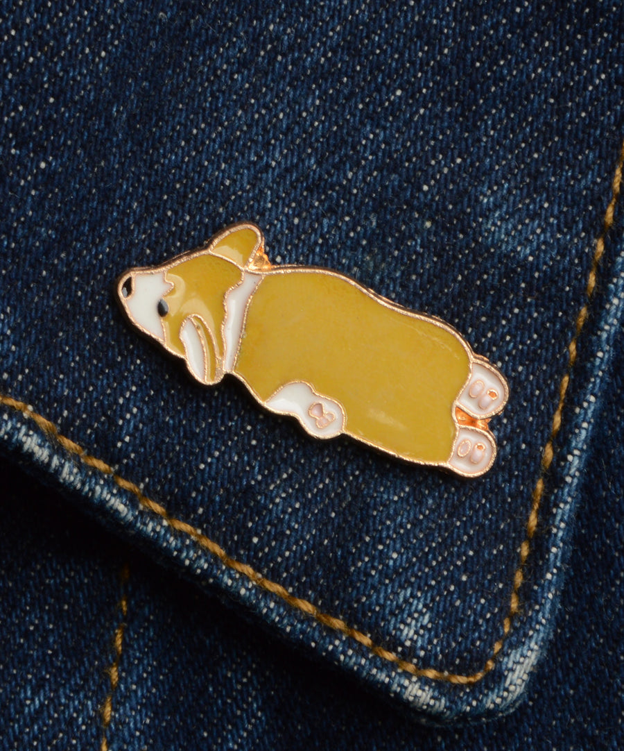 Fekvő corgi kutya alakú fém kitűző