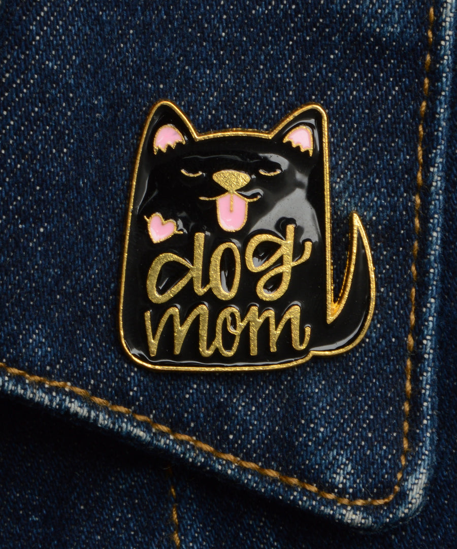 Kutya alakú fém kitűző dog mom felirattal