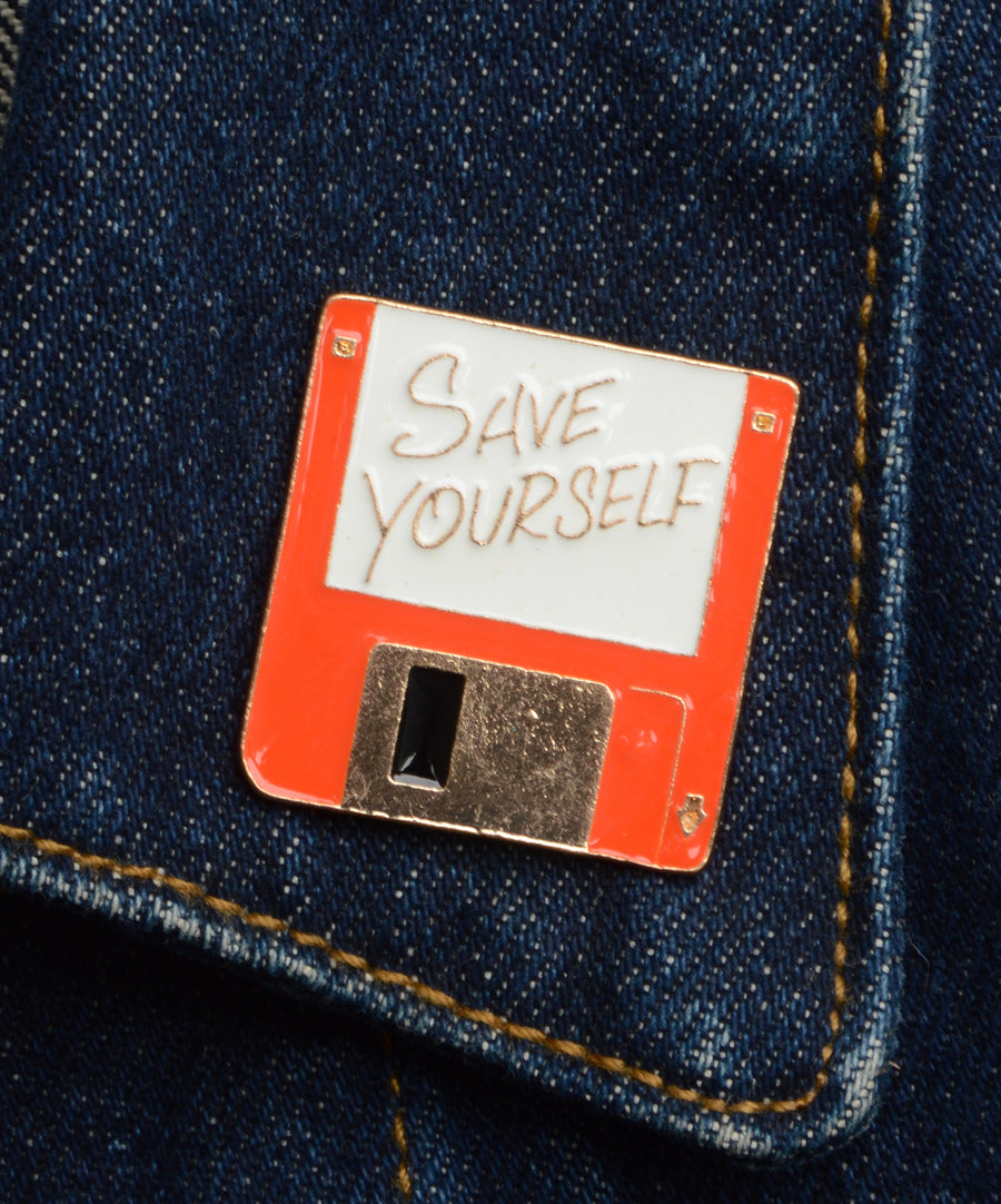 Floppy lemez formájú fém kitűző save yourself felirattal