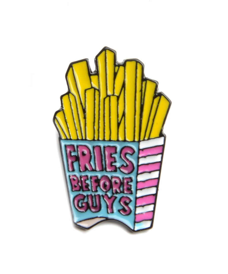 Sültkrumpli alakú kitűző Fries Before Guys felirattal
