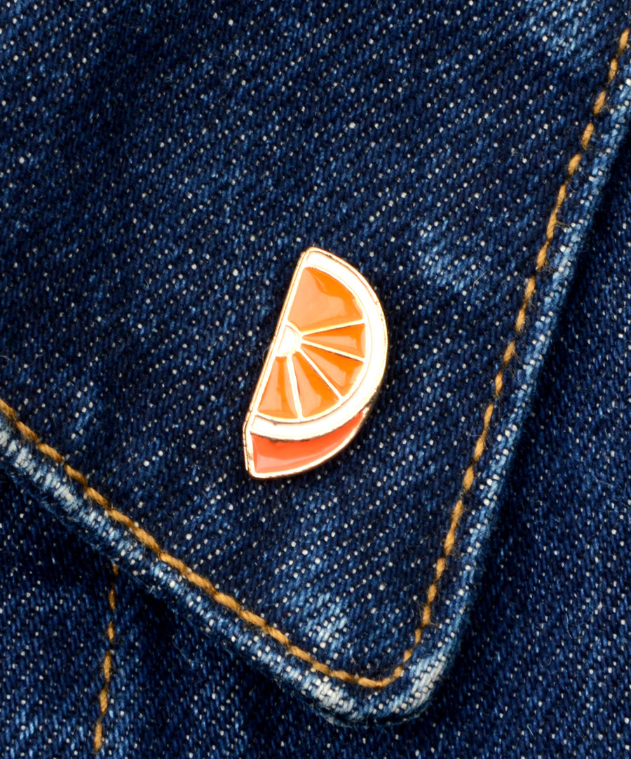 Narancs szelet formájú, pin jellegű kitűző.
