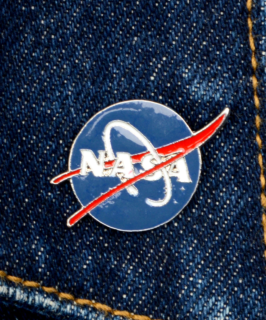 Nasa logó formájú, pin jellegű kitűző.