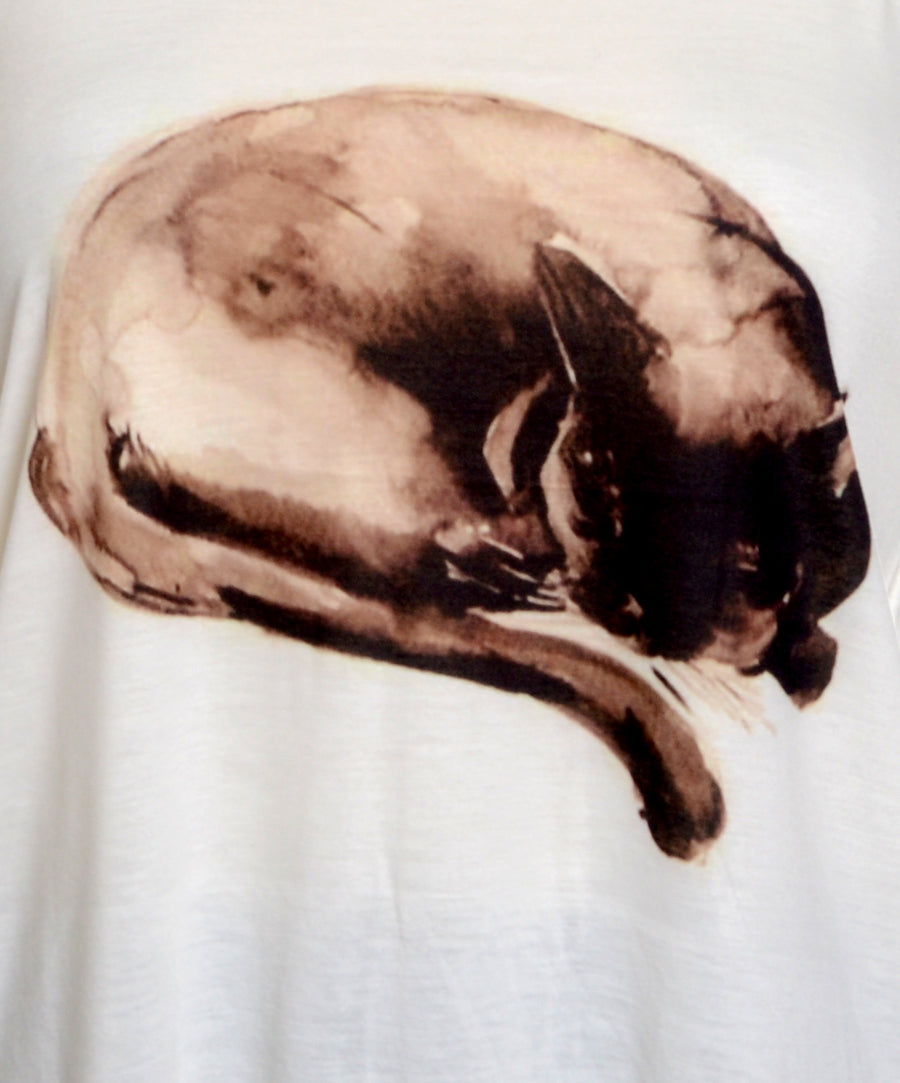 Bővülő szabású női pamut trikó, alvó macska mintával.