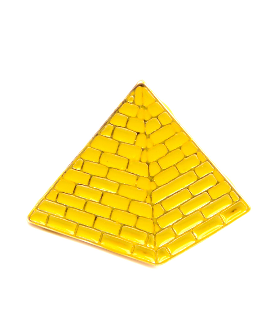 Piramis formájú, pin jellegű kitűző.