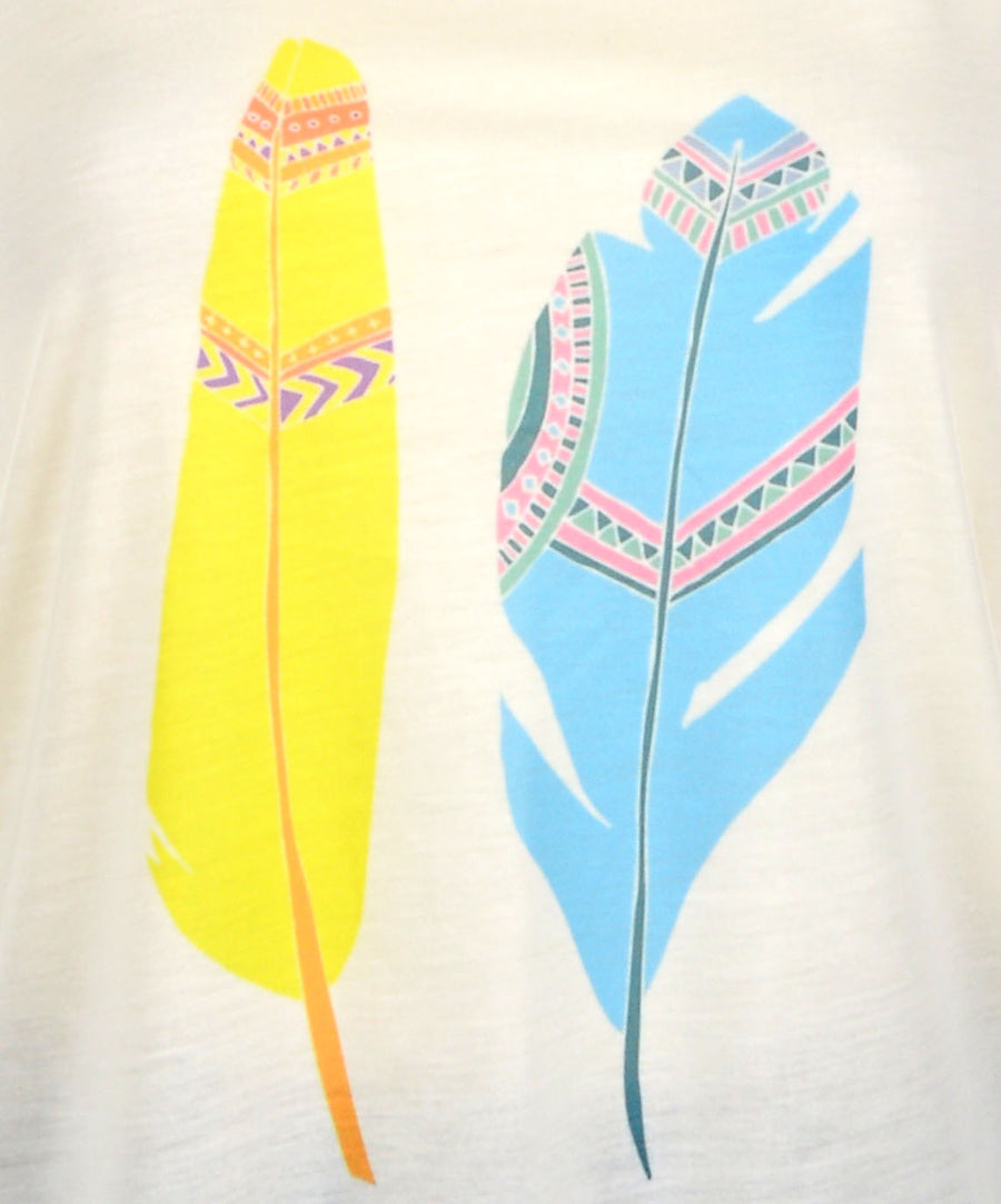 Bővülő szabású női pamut trikó, két stilizált toll mintával.