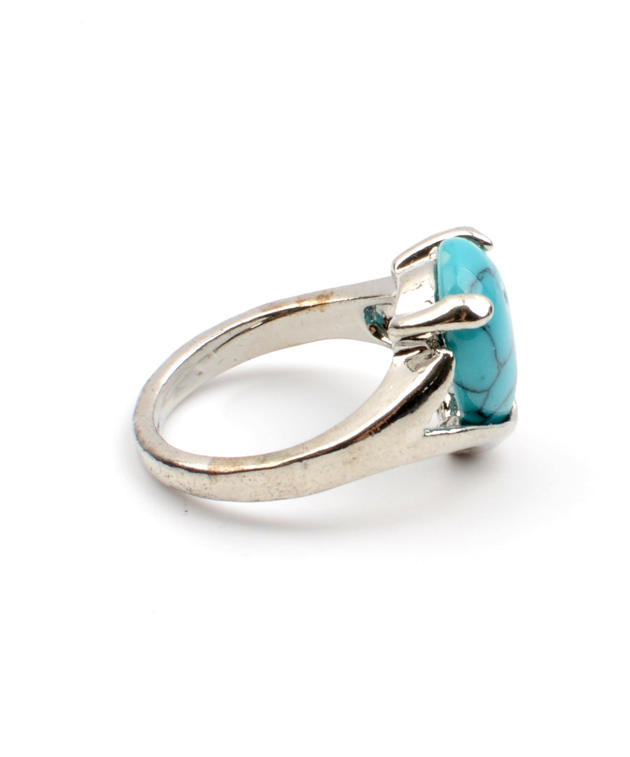 Filigrán ezüst gyűrű, türkiz szerű műgyanta dísszel.